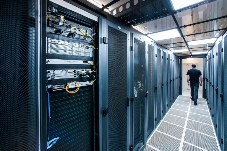 M7X5J7 Optimizing Data Storage: A Guide to Choosing the Right Server Rack Cabinet