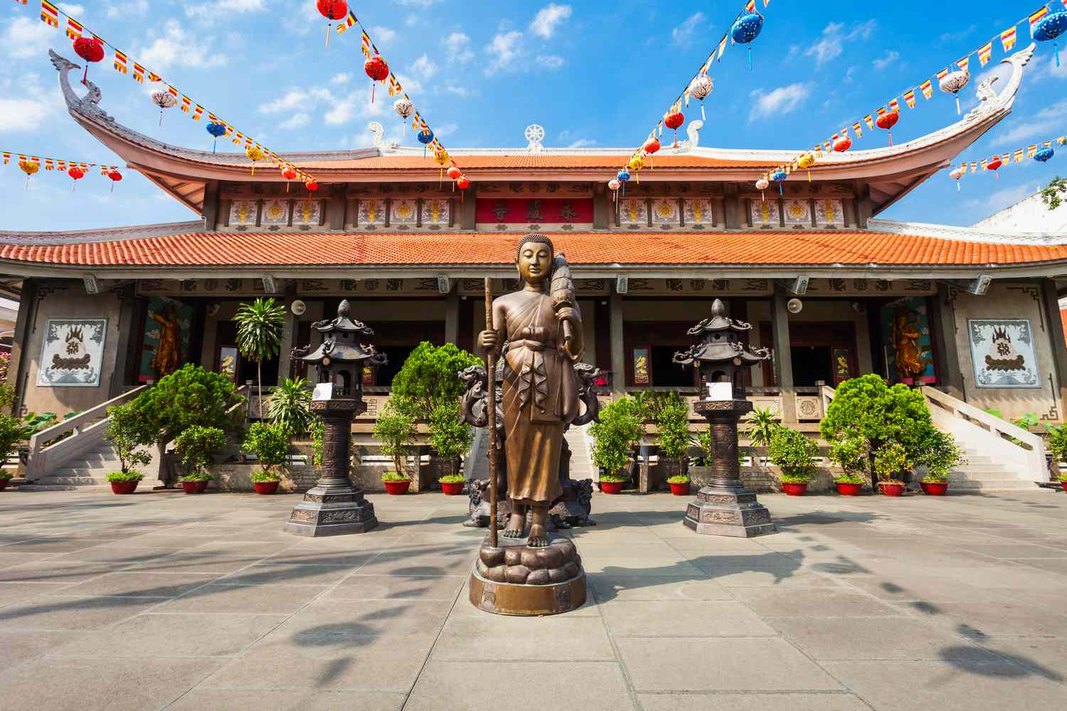 vinh nghiem temple ho chi minh 1168004900 ba9e0abb88d5481093fa08eed4b07966 7 Must-See Temples and Pagodas in Vietnam