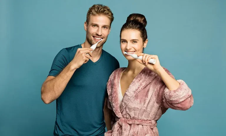couple electric toothbrush thumbnail Qu’est-ce qu’une brosse à dents sonique ? Tout ce que vous devez savoir
