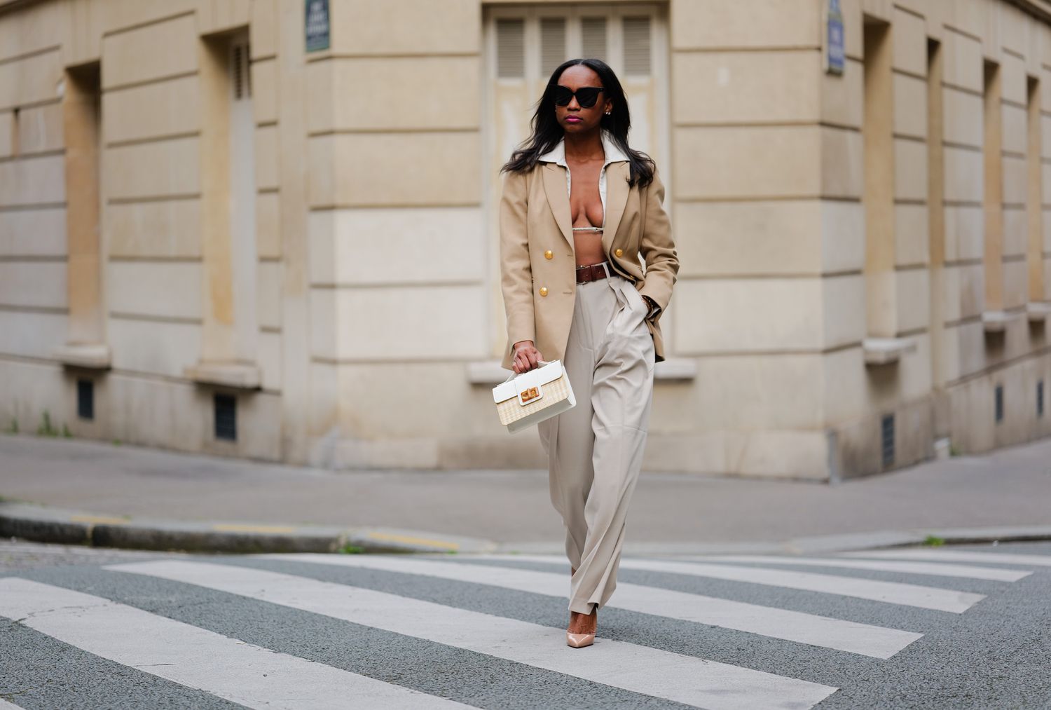 The Art of Balancing Casual and Chic in Everyday Outfits 1 GettyImages 1486724232 34259dc23b8b4b51afde944852bd35a2 The Art of Balancing Casual and Chic in Everyday Outfits
