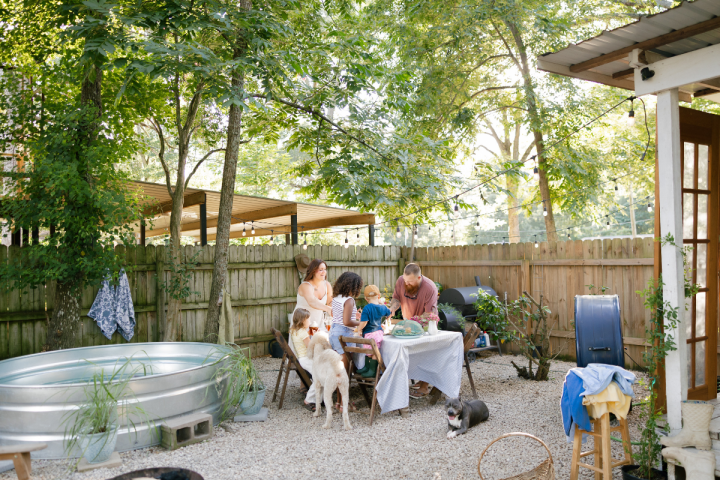 20 2 Cozy Backyard Setups Are Becoming the Heart of Weekend Hosting
